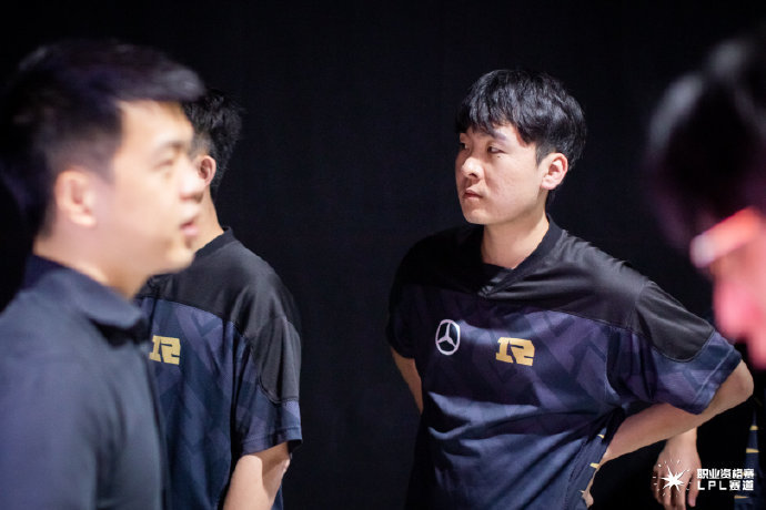 九游娱乐APP-关于赛地聚焦——足总杯集结日热度飙升，纽约尼克斯回应争议，更衣室稳定，控场能力受关注的信息